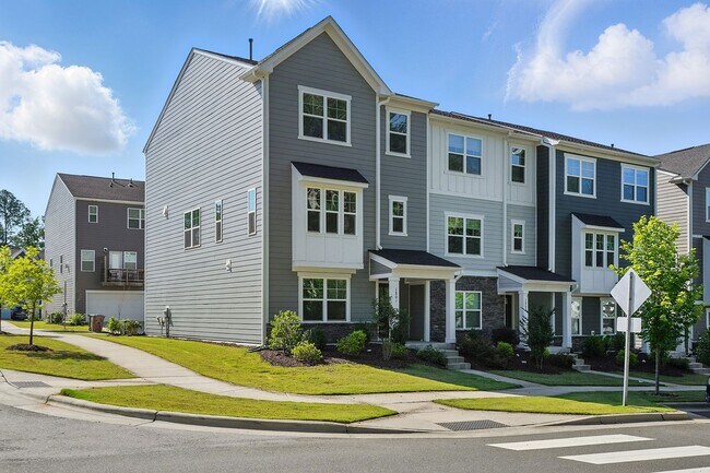 Building Photo - GREAT END UNIT IN CARY! Come see it today!