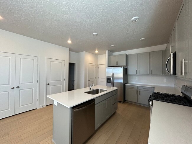 Building Photo - 4 Bedroom 2.5 Bathroom Townhome in Lehi!