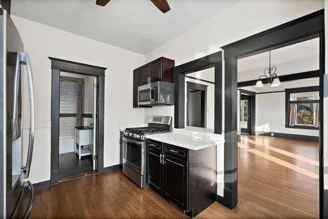 Building Photo - Charming 2-Bed 2-Bath Tacoma Craftsman | S...