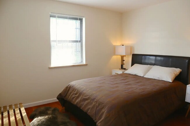 Building Photo - 542A Willoughby Ave