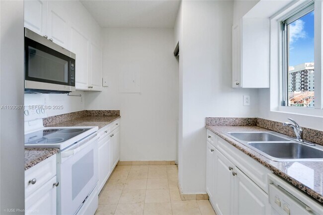 Building Photo - 5900 Collins Ave