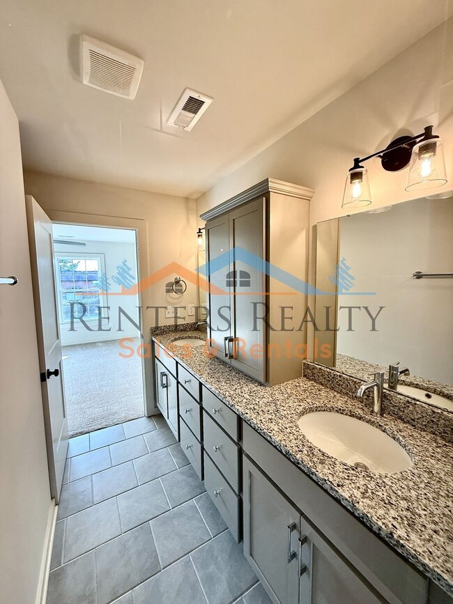 Building Photo - Modern Luxury Townhouse in the Heart of Huntsville