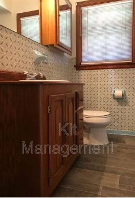 Building Photo - 2555 W Laskey Rd