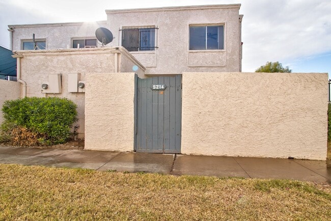 Building Photo - Wonderful Townhome centrally located.  Kit...