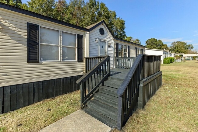 Building Photo - 182 Carmen Blvd