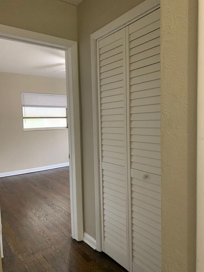 Building Photo - 4 Bedroom 2 Bath Spacious Home