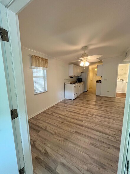 Building Photo - 516 Northmoor Ave N