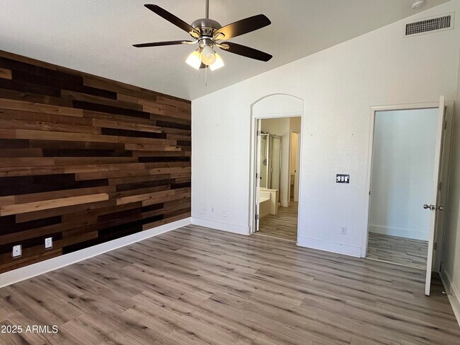 Building Photo - 1128 E Sheffield Ave