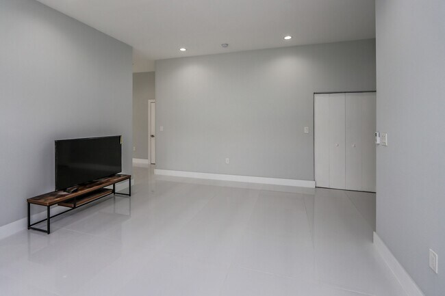 Building Photo - 5126 SW 57th Ave