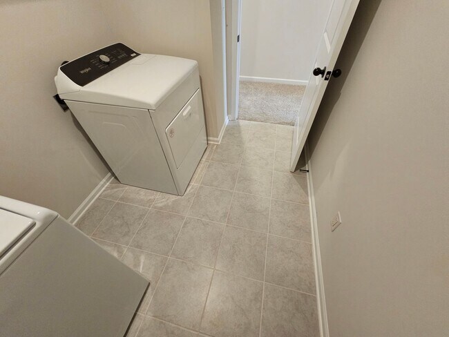 Building Photo - Like New Townhome in Mint Hill