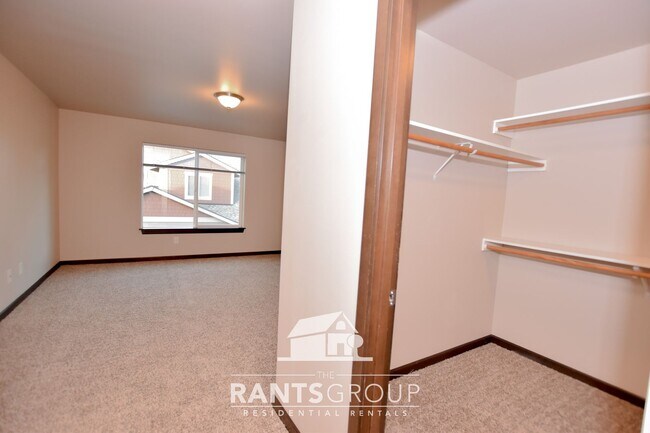 Building Photo - Great Location!