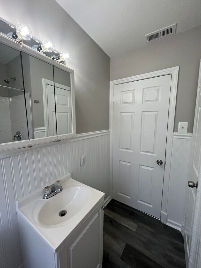 Building Photo - 3611 Ravenwood Ave