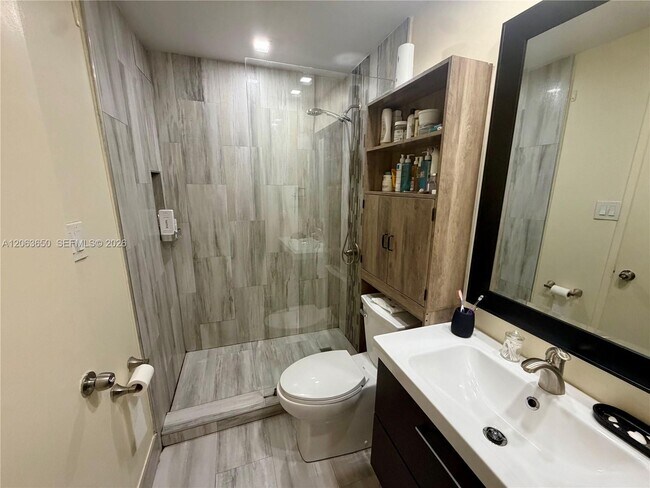 Building Photo - 1012 Coral Club Dr