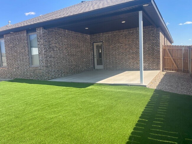 Building Photo - 3 Bedroom Rental Available July 9th in Fre...