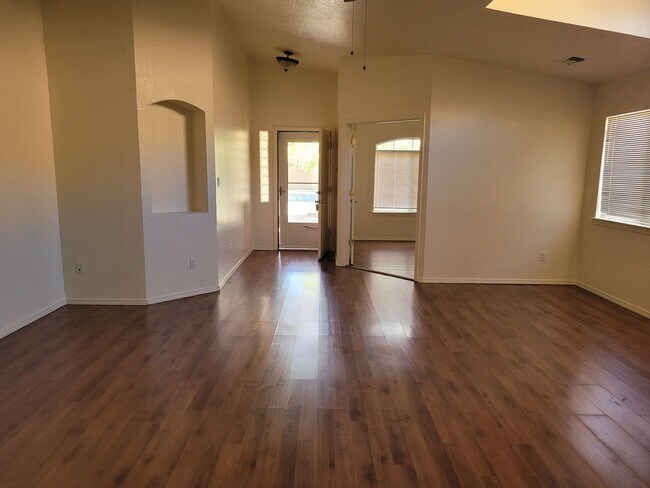 Building Photo - NW 4 Bedroom 2.5 Bath Home Available now!