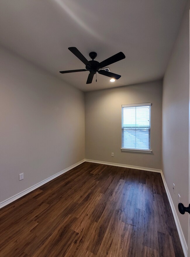 Building Photo - 5670 Shadowbend Cir N