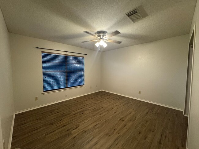 Building Photo - 4 Bedroom 2 1/2 Bath Plus Office Near 151 ...