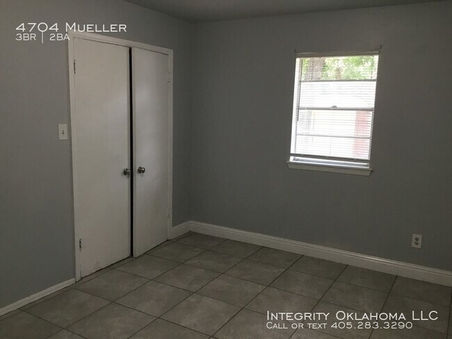 Building Photo - 4704 N Mueller Ave