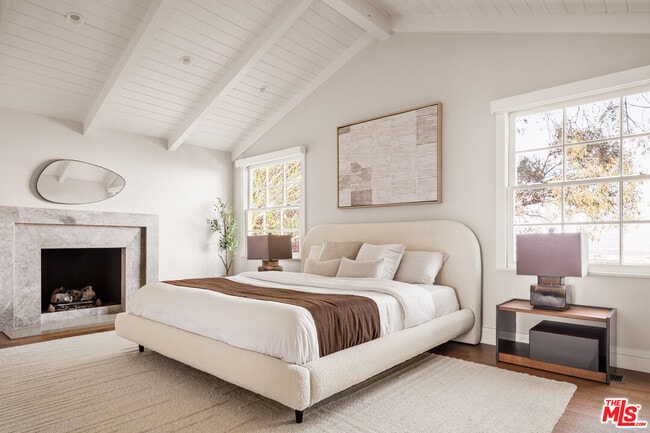 Building Photo - 12417 Mulholland Dr