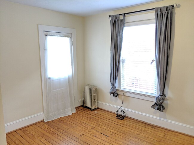 Building Photo - Charming Historic townhouse in downtown Frederick available mid June!