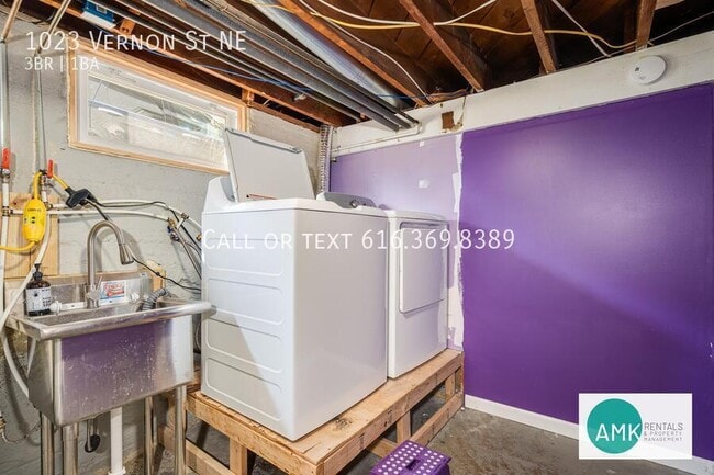 Building Photo - 1023 Vernon St NE