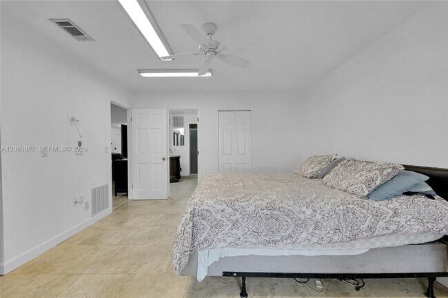 Building Photo - 5520 NW 49th Ave