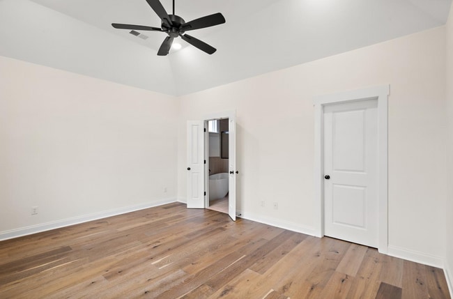 Building Photo - 6520 Benjamin Cv