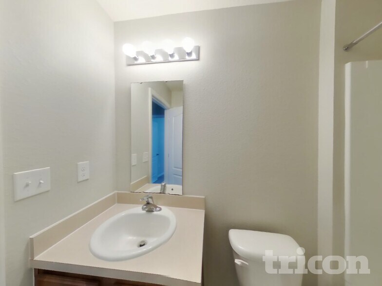 Building Photo - 2210 Pebble Point Dr