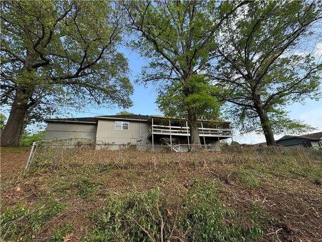 Building Photo - Spacious 4 bedroom, 2.5  bath house near B...