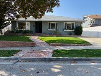 Building Photo - Beautiful Home in the Ventura Foothills