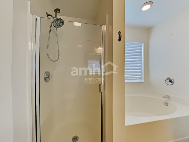 Building Photo - 916 Springs Hill Way