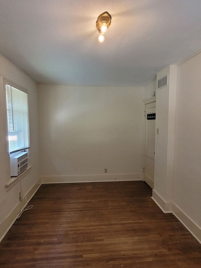 Building Photo - Charming home DOWNTOWN, steps from Columbia College