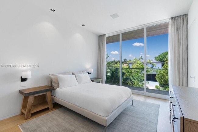 Building Photo - 1051 W 48th St