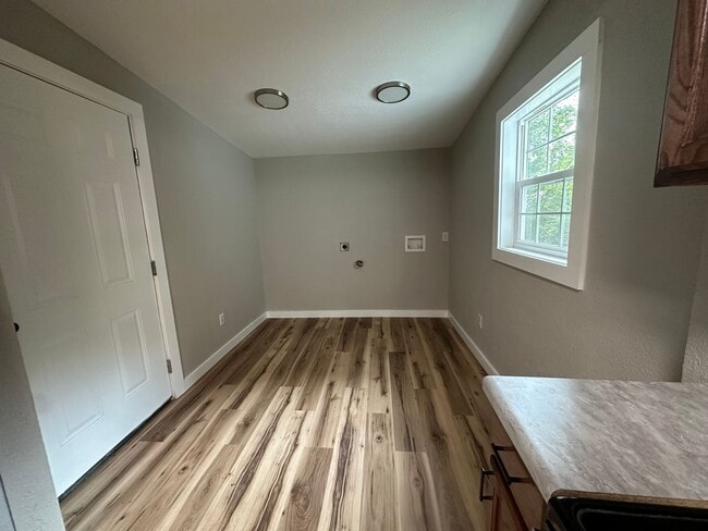 Building Photo - Welcome to your new home in the heart of R...