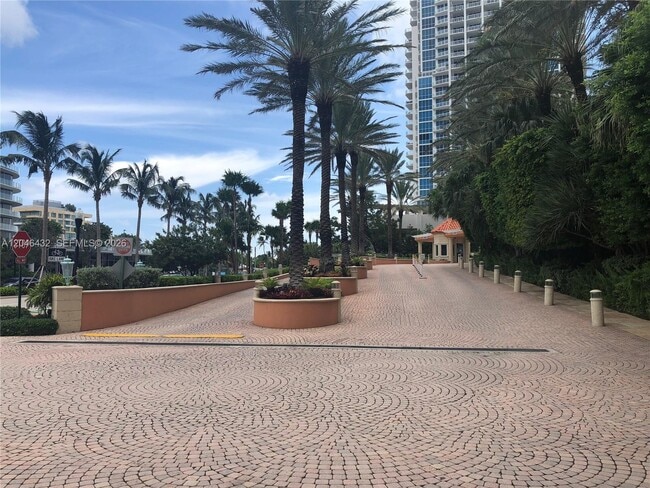 Building Photo - 300 South Pointe Dr