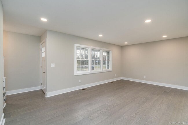 Building Photo - 970 Village Ln