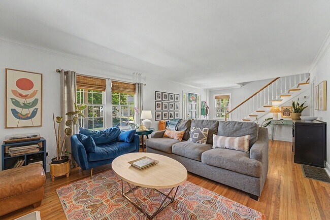 Building Photo - Fully Furnished Maple Ridge Home