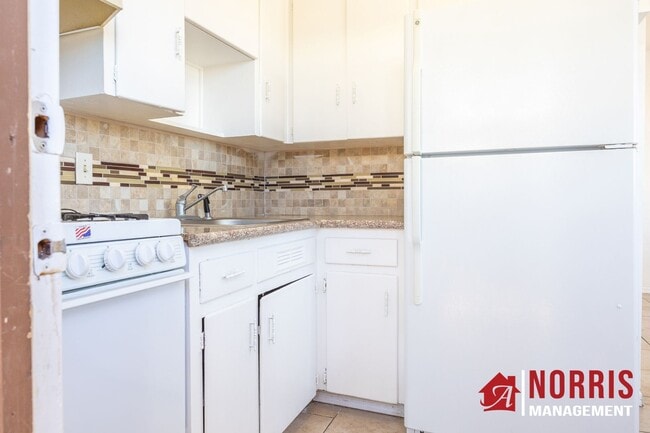 Building Photo - Charming One-Bedroom Duplex