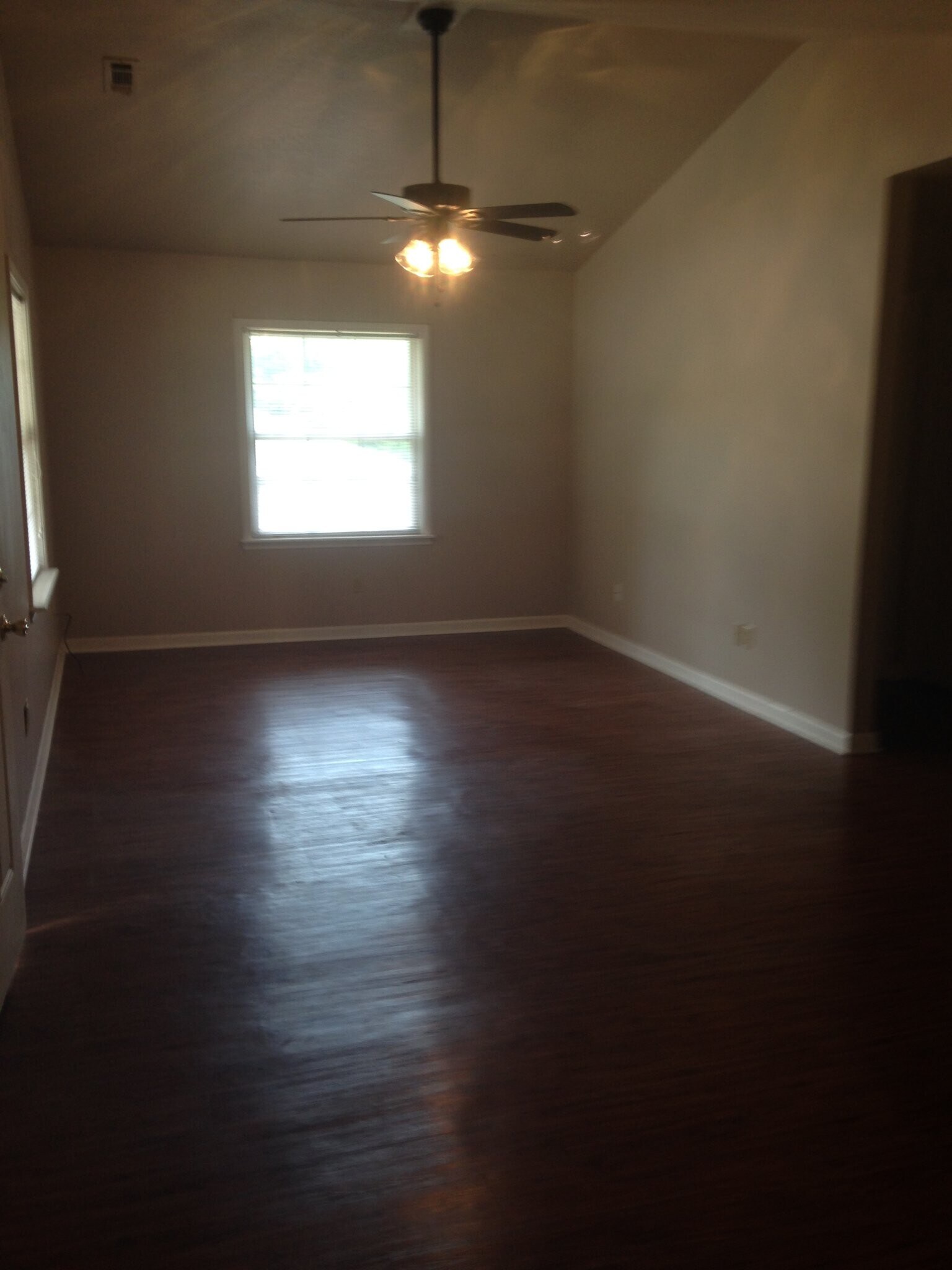 Building Photo - 1142 W Rochier St