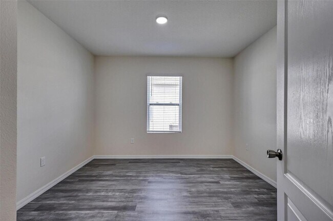 Building Photo - 1466 Mary Belle Ave