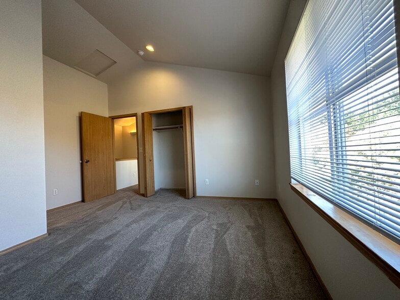 primary bedroom (another view) - 3016 Pacific St.