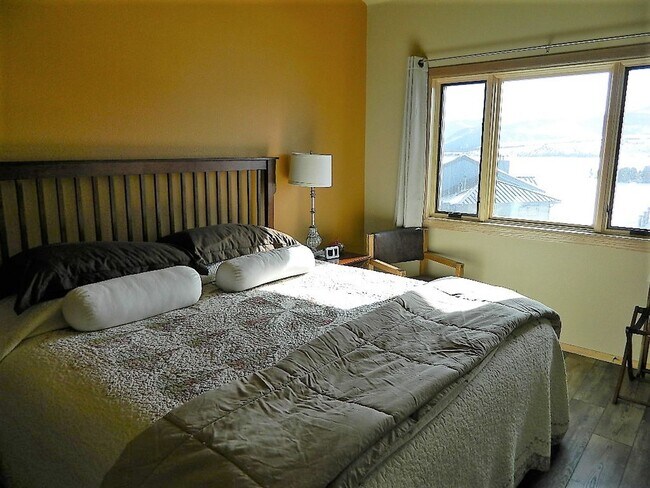 Building Photo - Summer Seasonal Rental- Lake Forest E301