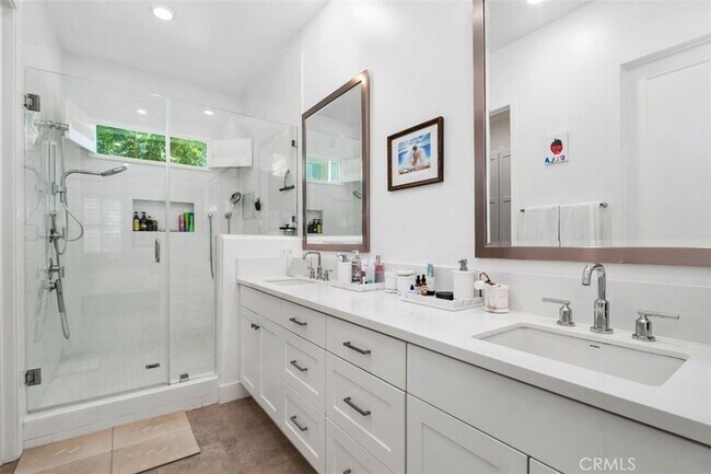 Building Photo - 124 Sculpture