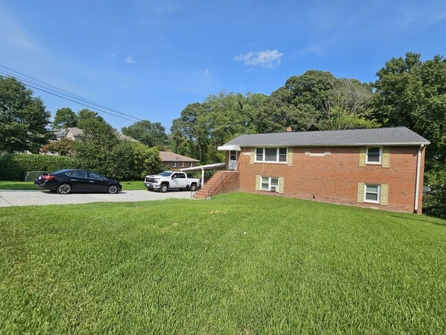 Building Photo - 1608 Hawthorne Dr