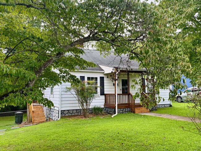 Building Photo - Two bedroom, 1 bath house in Burlington