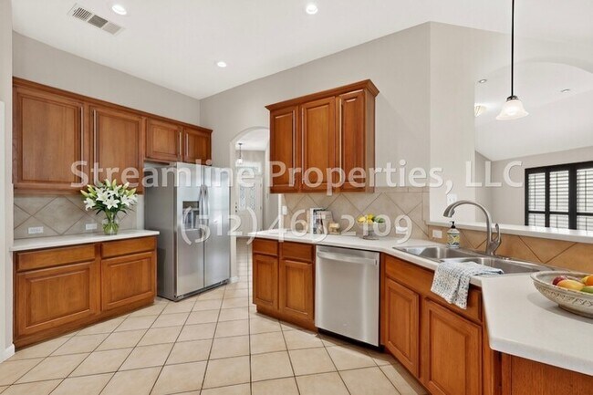 Building Photo - Spacious 4 Bedroom, 2 Bath - Open Layout!