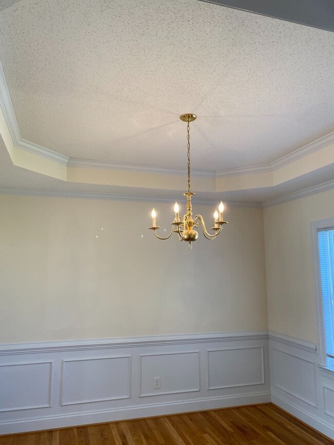 Building Photo - Stunning 4bdrm/2.5bth Home w/Loft Located ...