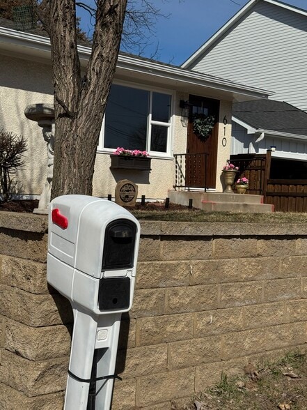 Building Photo - 610 Linden St W