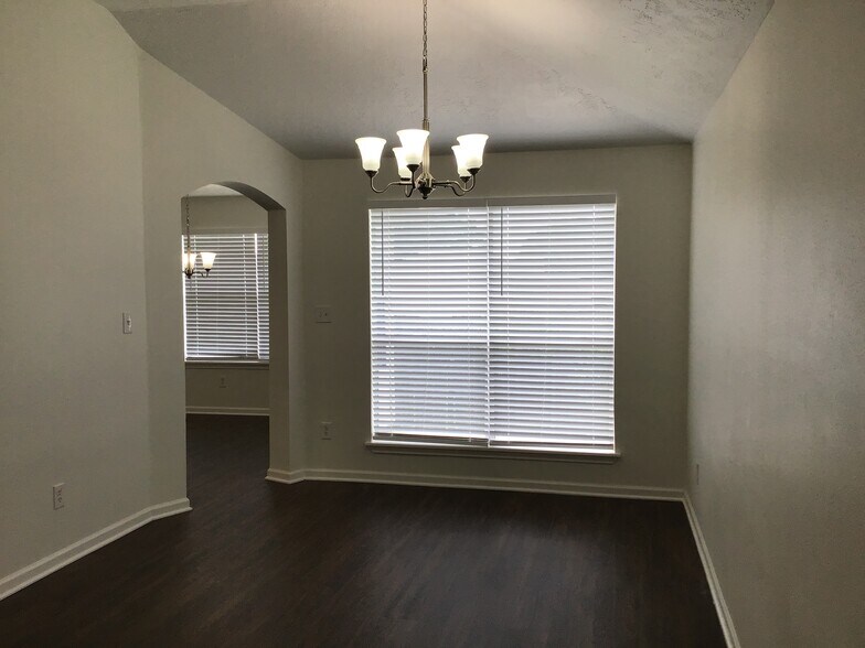 Building Photo - 327 Leisure Ln