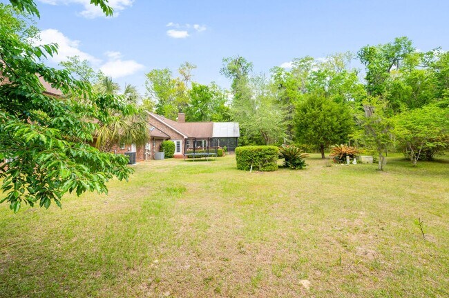Building Photo - Everything included in rent price!! All ut...